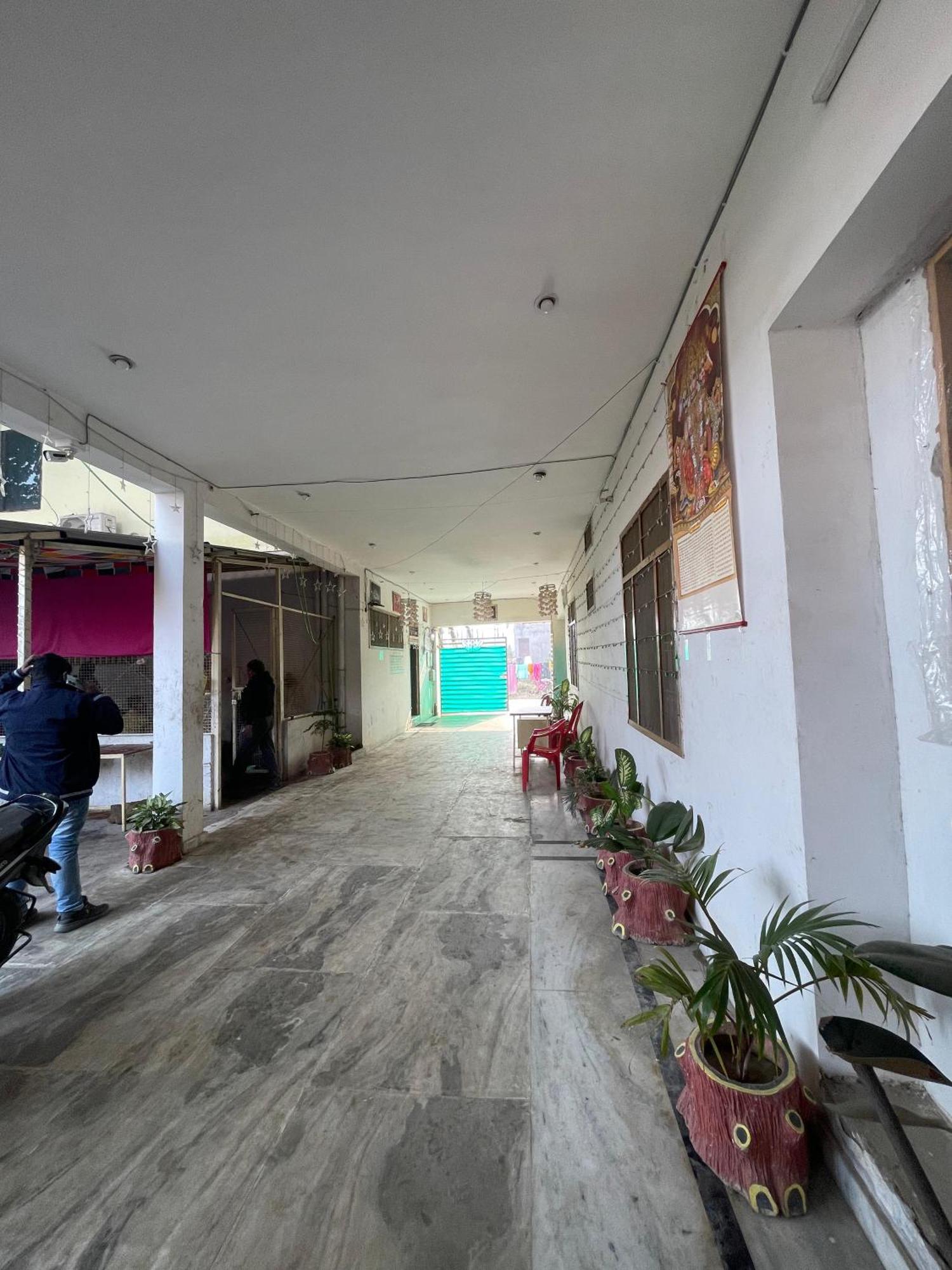 Shree Krishna Garden Hotel Jhusi Bagian luar foto